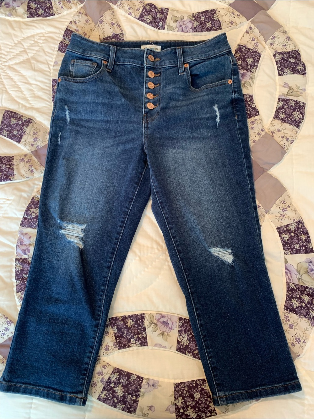 Distressed Women’s Cropped Jeans